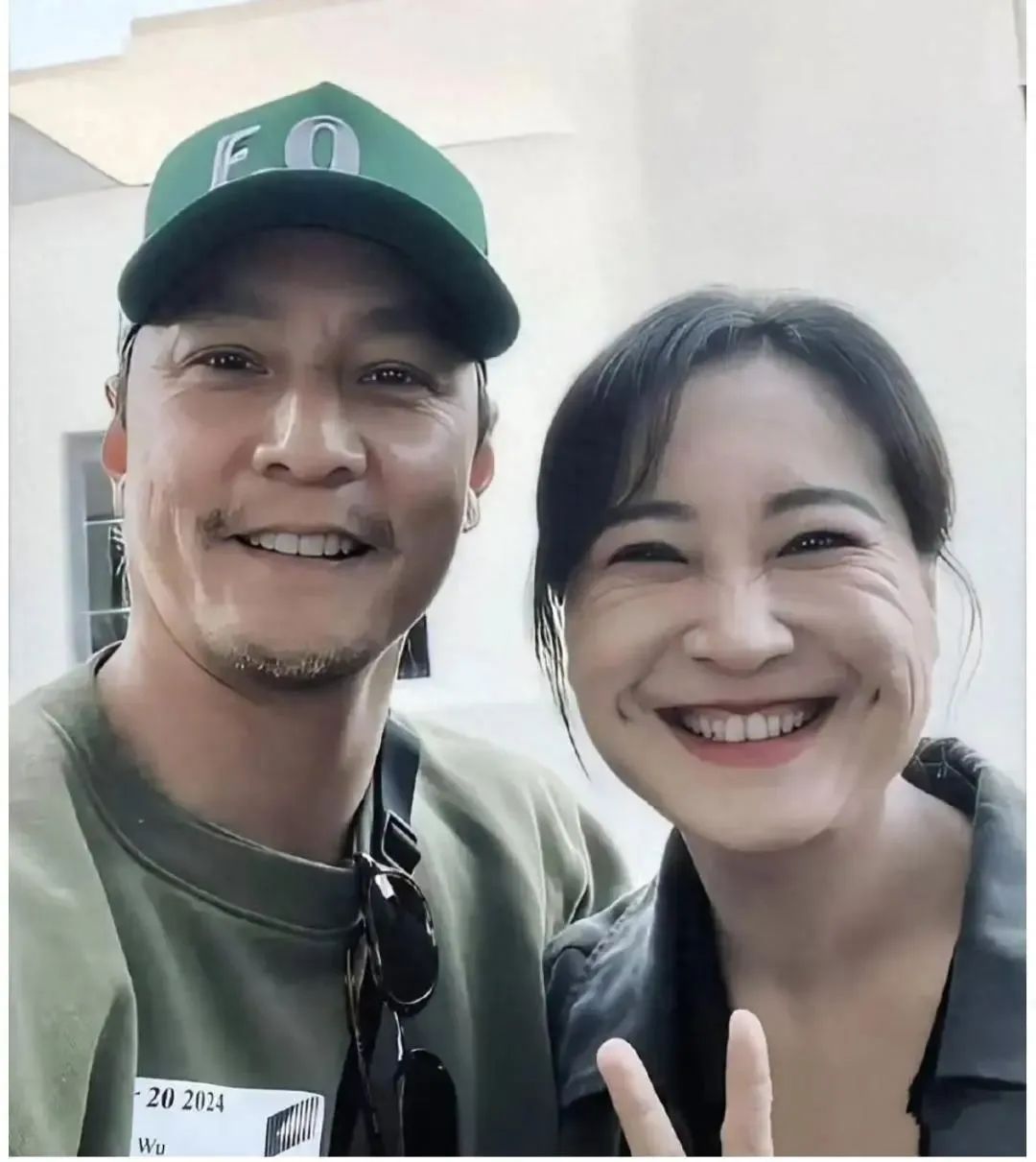 和台下观众, 就像从现实, 看上去神清